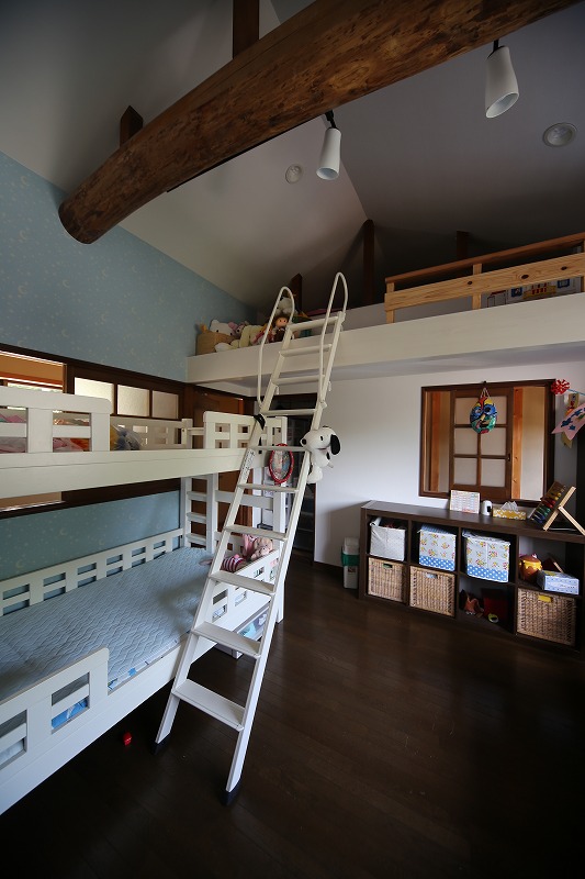 天井を取って桁を見せて、ロフトを設置しました。3人の子供さんの寝室兼遊び場になっています。