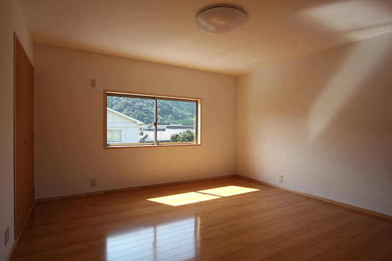 明るい色の壁紙、床板を選ぶと部屋全体が明るくなります。